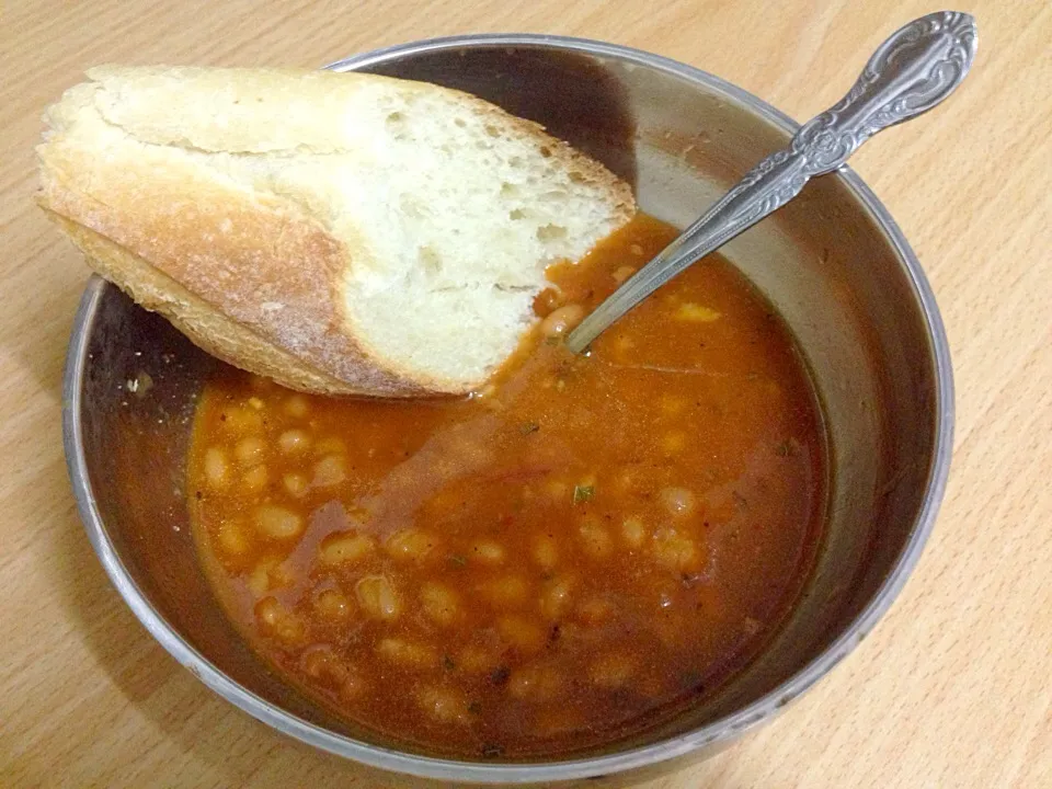 White beans in tomato sauce with a slice of French baguette|Emmaさん