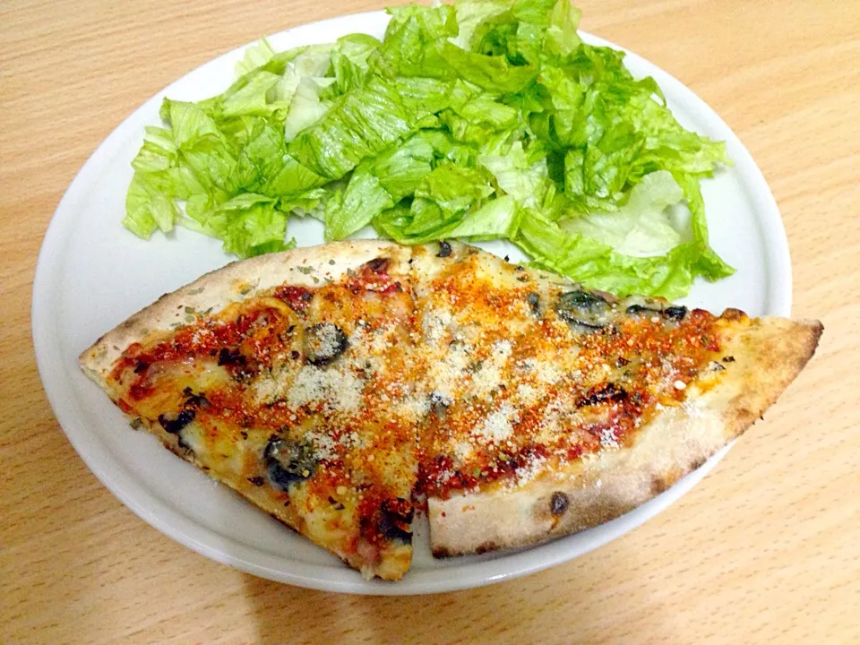 Leftover salami and black olives pizza, served with shredded lettuce|Emmaさん