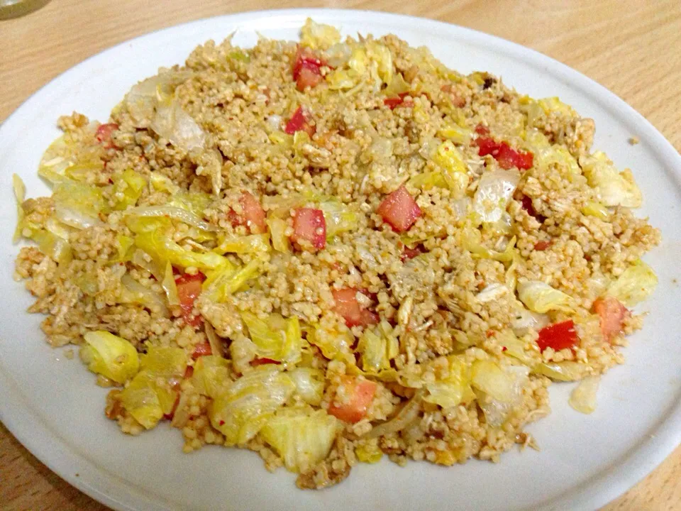 Couscous cooked in Mexican spices, mixed with tomatoes, lettuce, shredded chicken, olive oil and balsamic vinegar|Emmaさん