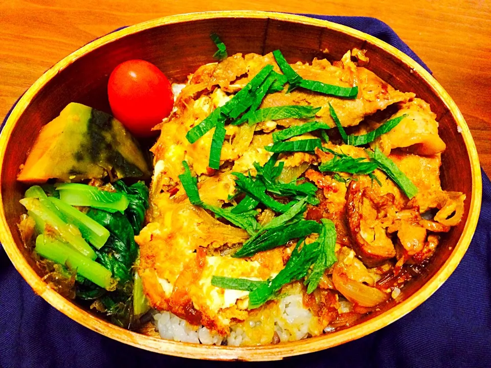 ピリ辛豚卵丼、ほうれん草と鰹節のおひたし、カボチャ煮|Yukkiiiiさん