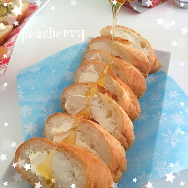 Snapdishの料理写真:2015.12.14  心友３人でクッキング♪③残ったバゲットに蜂蜜とクリームチーズ😊|☆ぴ〜ちゃん☆さん