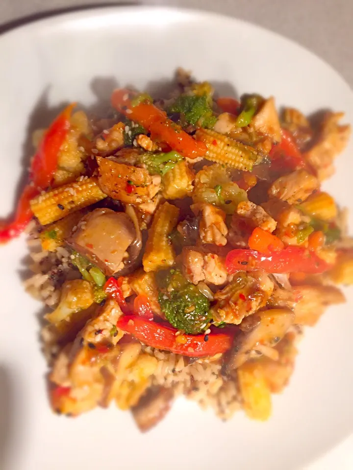 Spicy chicken stir fry w/ veggies, quinoa & brown rice.|Liesel Ryanさん