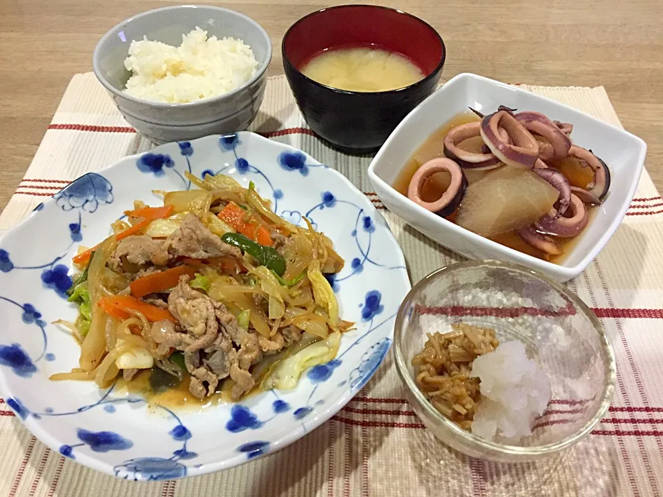 肉野菜炒め・イカと大根の煮物・自家製なめ茸おろし・鍋用残り野菜の味噌汁〜12/14晩御飯|まーままさん