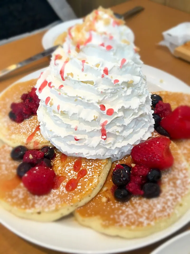 ホワイトチョコチップとミックスベリーパンケーキ|keiko watanabeさん