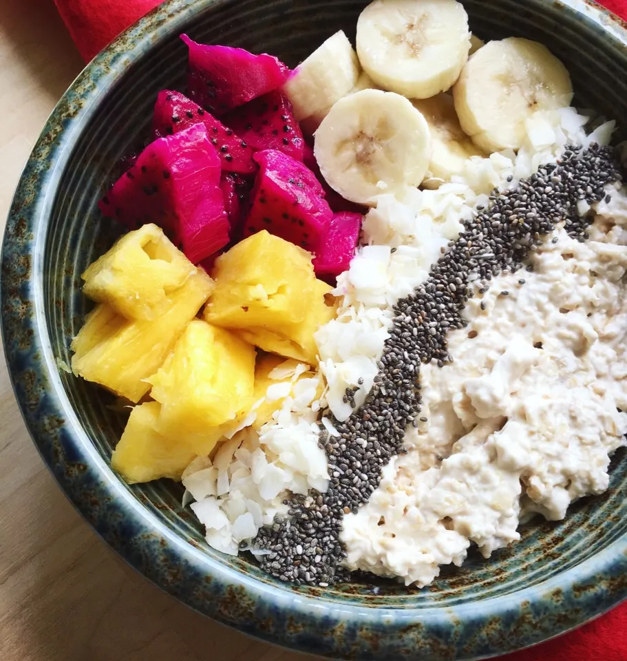 Peanut butter overnight oats with tropical fruits, coconut flakes and chia seeds|coxiella24さん