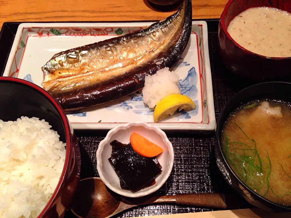 自然薯のとろろごはんと秋刀魚の干物定食|みゅうさん