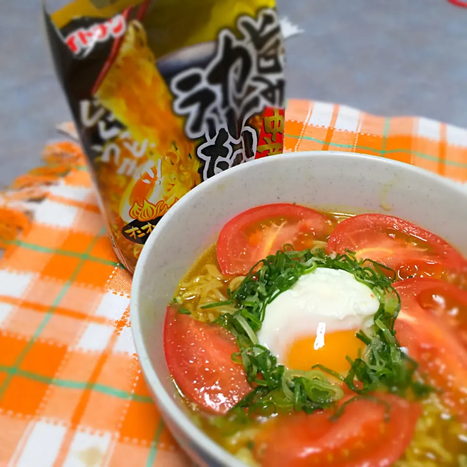 お昼ご飯❗️
頂き物のカレーラーメンにトマトと半熟卵をトッピング🍜|きいこさん