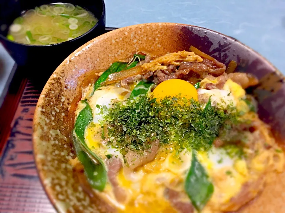 Snapdishの料理写真:☆今日の賄い☆ 12/15 牛玉丼&味噌汁|mamiさん