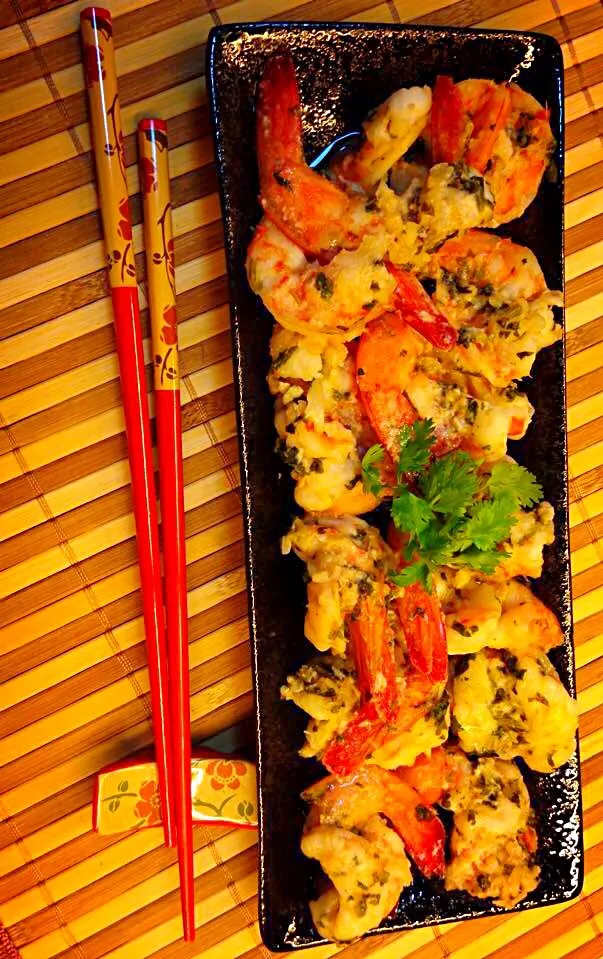 Sour n spicy prawns 🍚 
Marinade prawns with Thai Hot Sour  Chilli Sauce & added coriander leaves.|Tari's Kitchenさん