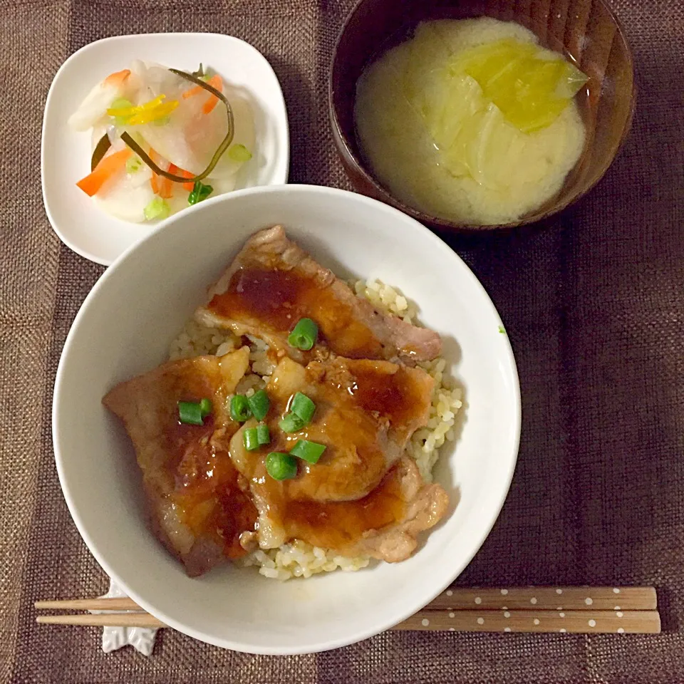 豚丼・かぶの漬物・お味噌汁|Accaさん