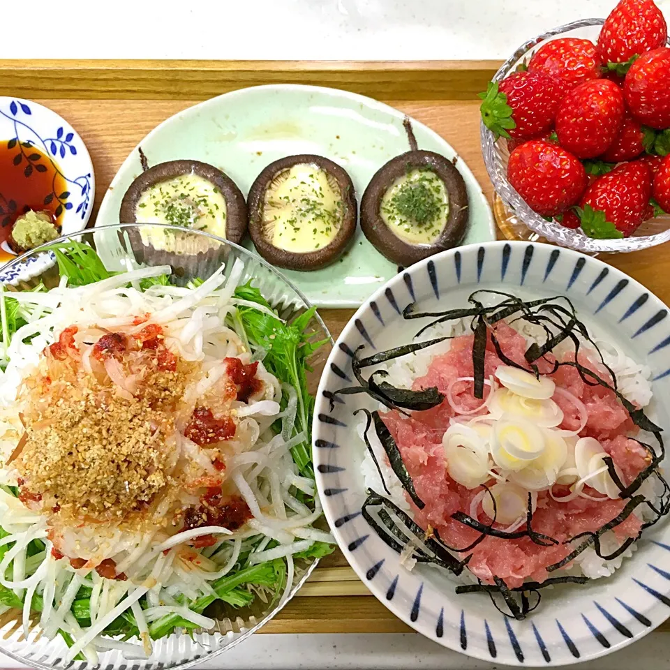 Snapdishの料理写真:今日の夜ごはんはねぎとろ丼と大根と水菜のサラダ(梅ドレッシング)としいたけのチーズ焼きといちごでした。|☆*yuko's kitchen*☆さん