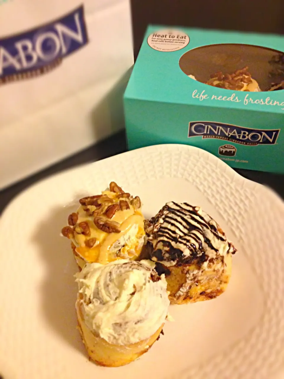 Snapdishの料理写真:お久しぶりCINNABON💕 ミニボンCINNA PACKS( クラッシック、キャラメルピーカンボン、チョコボン)🍩💛|K.Sさん