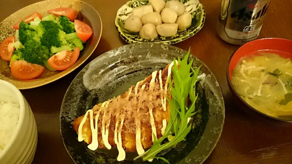 Snapdishの料理写真:とん平焼き、薩摩芋玉葱えのきのお味噌汁、ブロッコリーとトマトのサラダ、里芋の煮物|アンジェさん