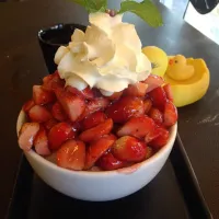 Snapdishの料理写真:🍨🍓🍓🍓🍓🍓🌱|ponder.wonderさん