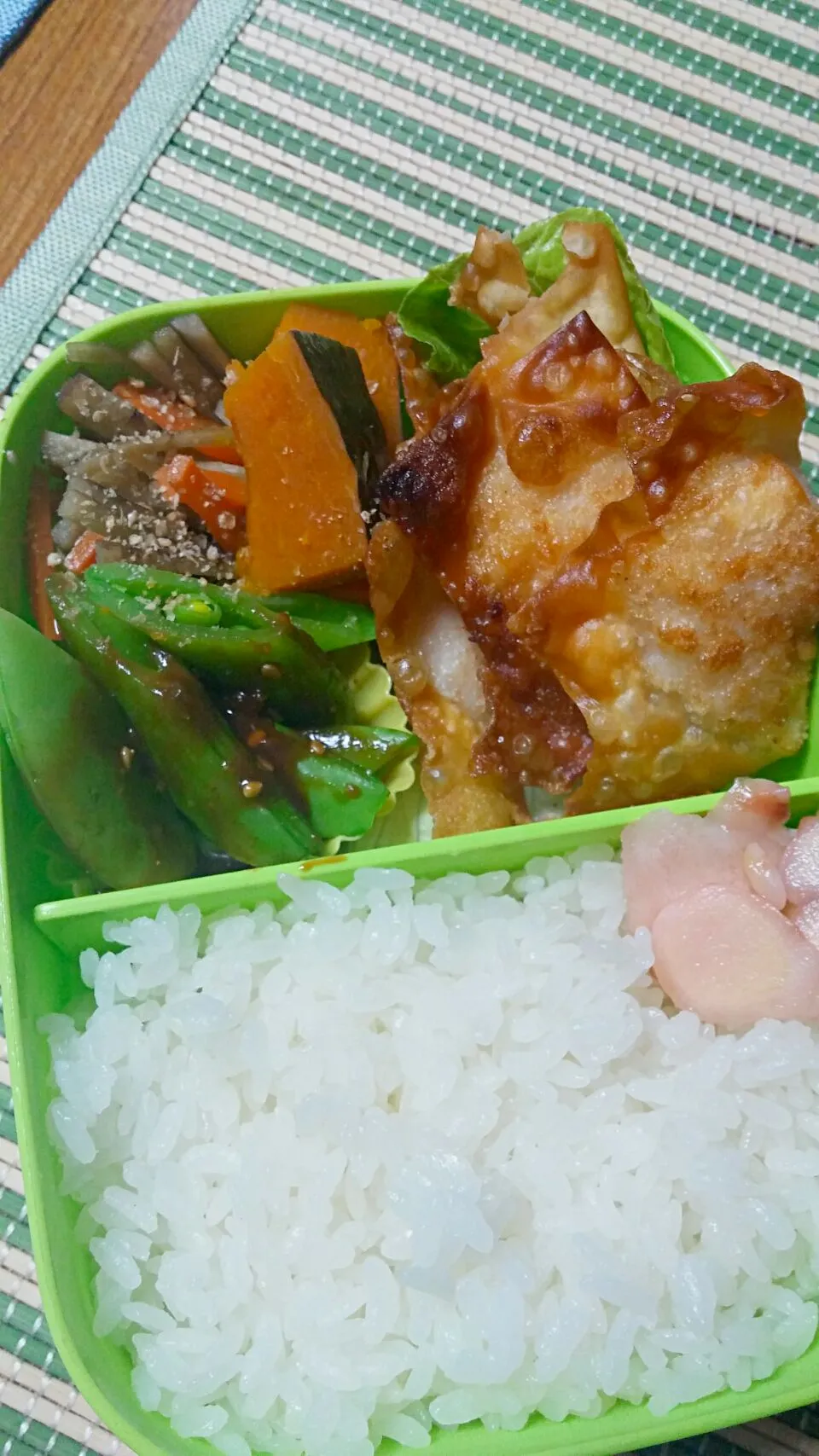 旦那さんのお弁当
・揚げワンタン
・金平牛蒡
・南瓜の煮付け
・えんどう豆のゴマ味噌和え|あぁちゃんさん