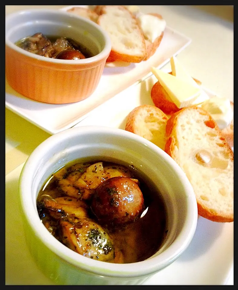 Snapdishの料理写真:牡蠣とマッシュルームのアヒージョ。Oysters &  Brown Mushroom in Garlic Olive Oil|toyamadaさん