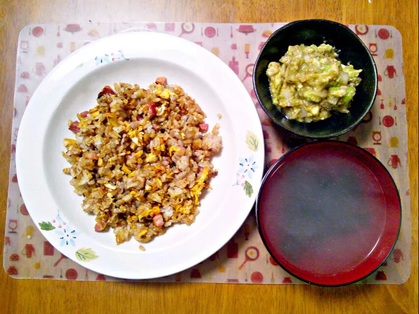 Snapdishの料理写真:12月11日 炒飯 アボカドの薬味ポン酢和え わかめスープ|いもこ。さん