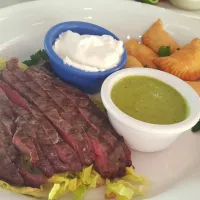 empanadas de queso 
Carne ranchera a large brasa con chimichurri (grilled flank steak with herb sauce)
side of sour cream|Louis Rodriguezさん