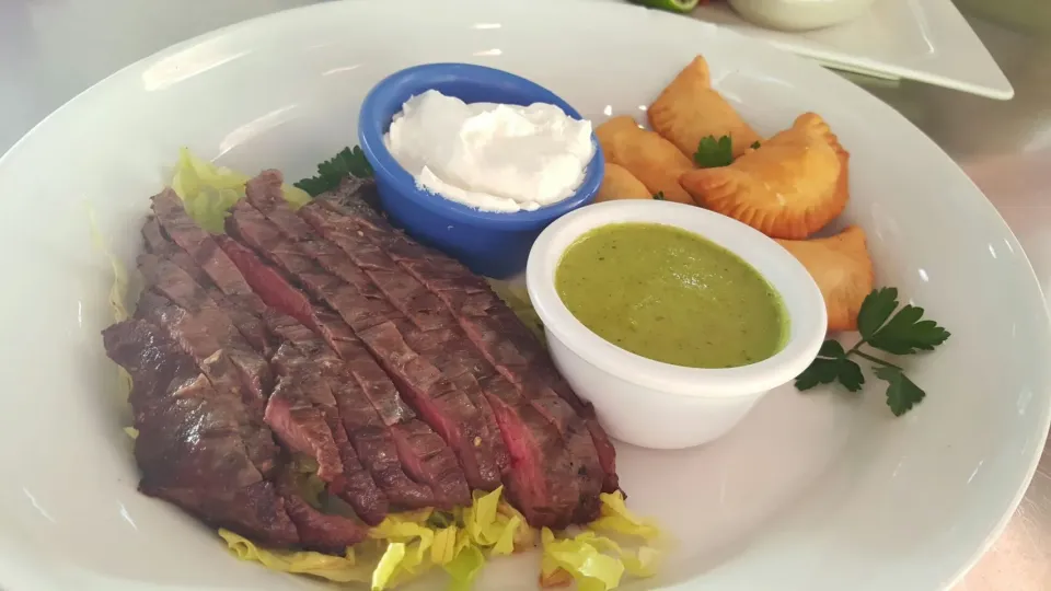 empanadas de queso 
Carne ranchera a large brasa con chimichurri (grilled flank steak with herb sauce)
side of sour cream|Louis Rodriguezさん