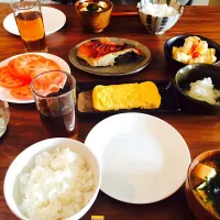 Snapdishの料理写真:朝ごはん 味噌汁、だし巻き玉子、漬物、熱海のお土産のタイの西京焼き|かにゃあさん