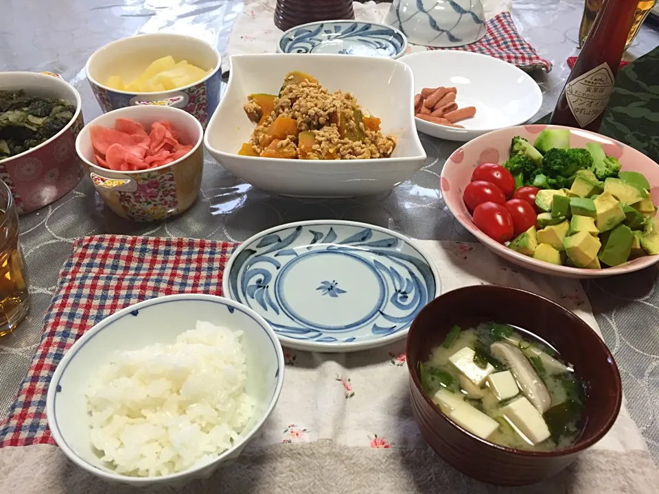 お昼ごはんo(^▽^)o
お味噌汁(わかめ・豆腐・椎茸・ねぎ)
南瓜のそぼろ煮、朝の残りのウインナー、サラダ(プチトマト・ブロッコリー・アボカド）常備のお漬物3種|ミキのんさん