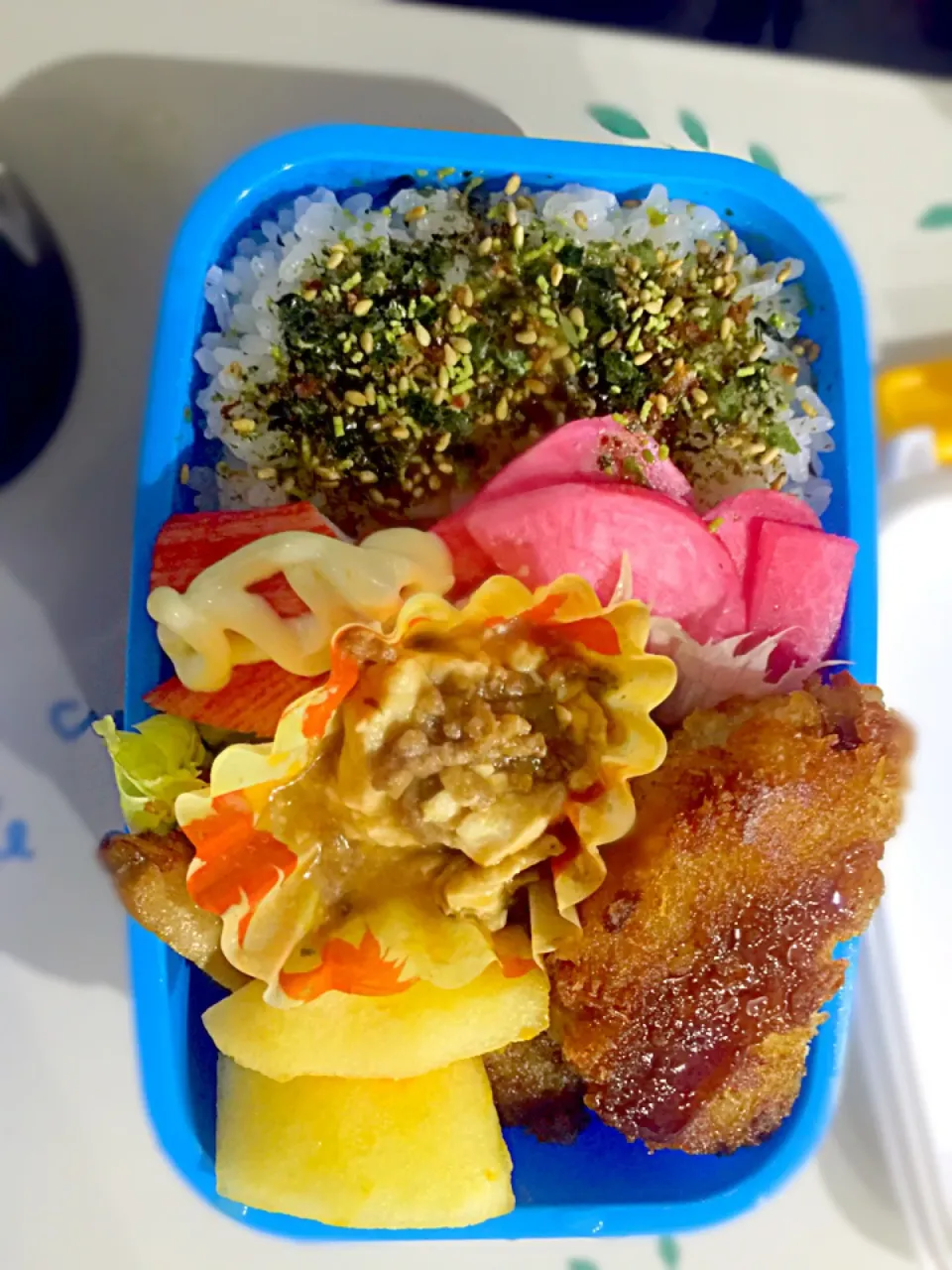 パパお弁当🍱  メンチカツ  レタス  エリンギソテー  麻婆豆腐  カニカマ  赤カブ漬け  リンゴ  海苔わさびふりかけ|ch＊K*∀o(^^*)♪さん