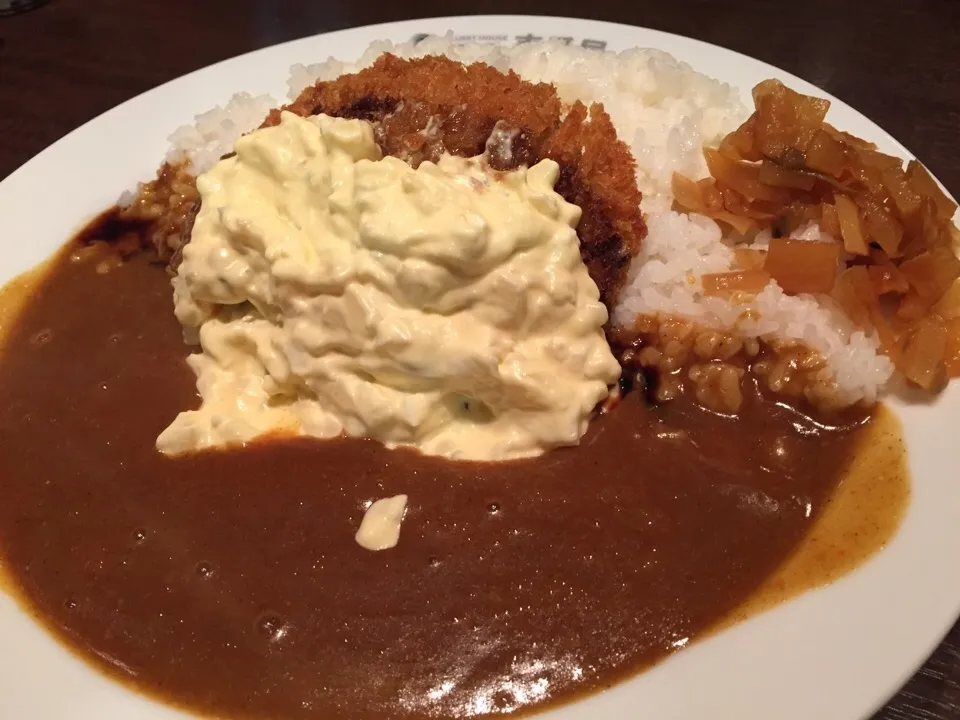 Snapdishの料理写真:メンチカツカレー・2辛・タルタルダブル🍛🔥|まさとさん