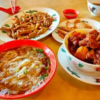 Snapdishの料理写真:Kuey Tiao Kia and Pork Trotters...|Jason Letchumananさん