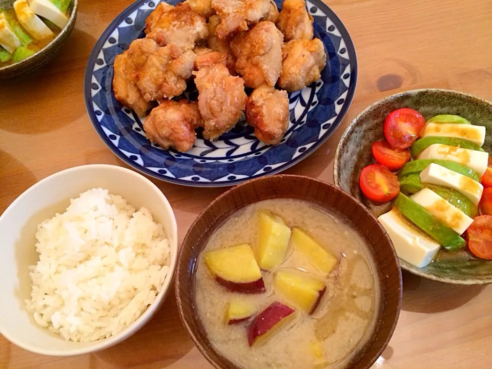 みきママさんの唐揚げ＆アボカドと豆腐のサラダ|ゆーみんさん