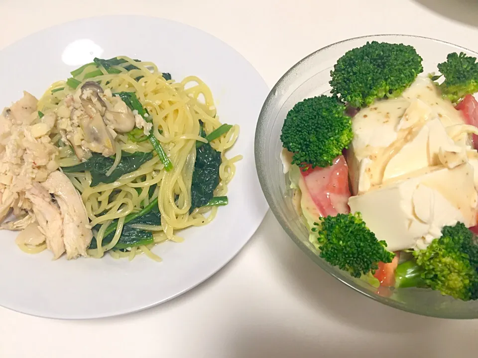 手作り生パスタ…岩牡蠣とガーリックチキンのせ。鳥出汁で煮込んだ豆腐のサラダ|コロ助さん