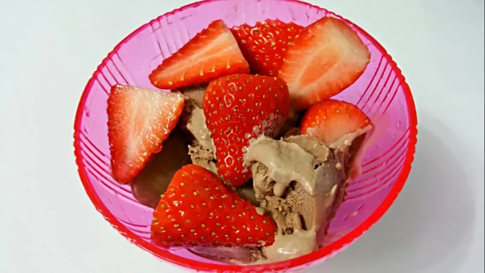 Choc Haagen Dazs + Korean strawberries 💋👅🍨|🌷lynnlicious🌷さん