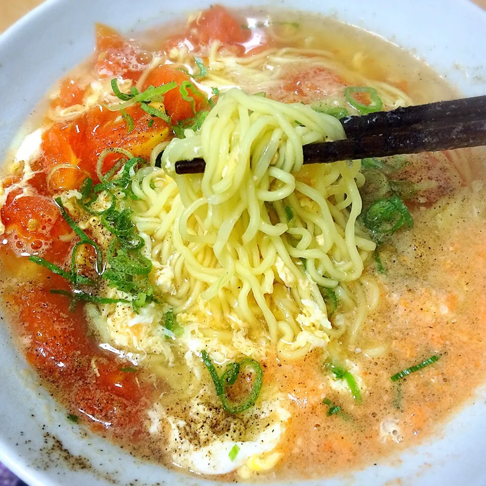 サッポロ一番グリーンプレミアムゼロ 海鮮ラーメン〜トマトかき卵仕上げ|たまこっこさん