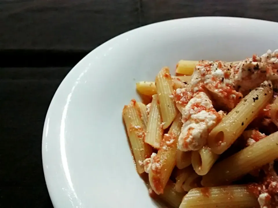 Penne con sugo di pomodoro e ricotta (トマトソースとリコッタのペンネ)|小鍋 (pentolina)さん