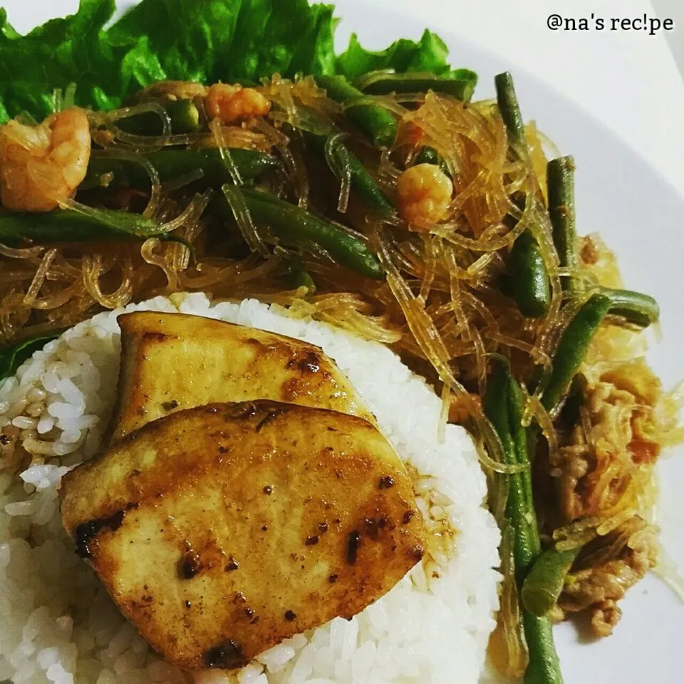 自家製ニンニク醤油でかじきまぐろのソテー＆いんげん豆と豚肉、海老、春雨のトマト炒め😋🍴
かじきまぐろは子供達の大好物❤|Kashimanakitchenさん