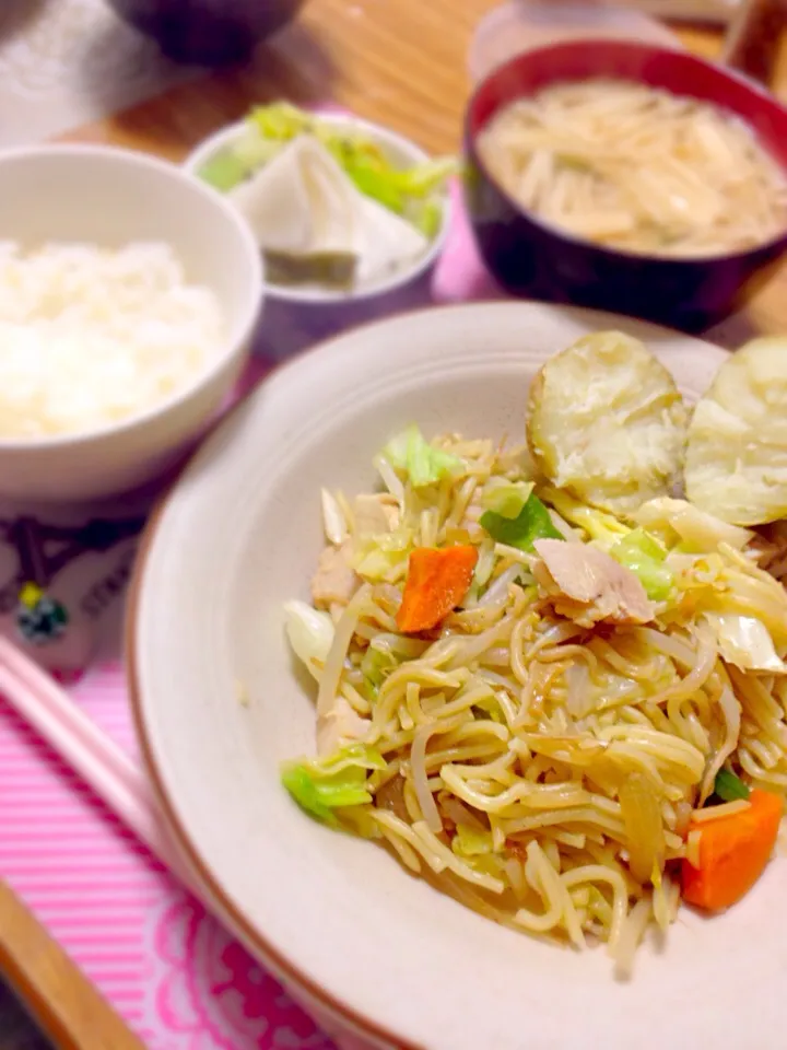 Snapdishの料理写真:12/15 野菜たっぷり鶏塩焼きそば，じゃがバター，かぶらの浅漬け|kykyさん