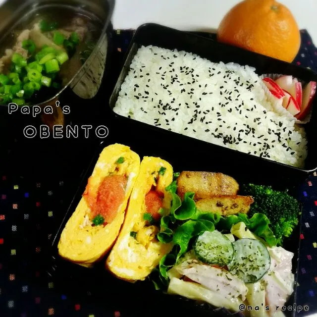 Snapdishの料理写真:おはよんございまーすヾ(o´∀｀o)ﾉ
今日のパパ弁🍱

●｢ふくや｣の明太子で厚焼き玉子
●かじきまぐろの自家製ニンニク醤油ソテー
●柚子胡椒がきいたピリッとマカロニサラダ●豚汁
●ブロッコリーとみかん🍊|Kashimanakitchenさん