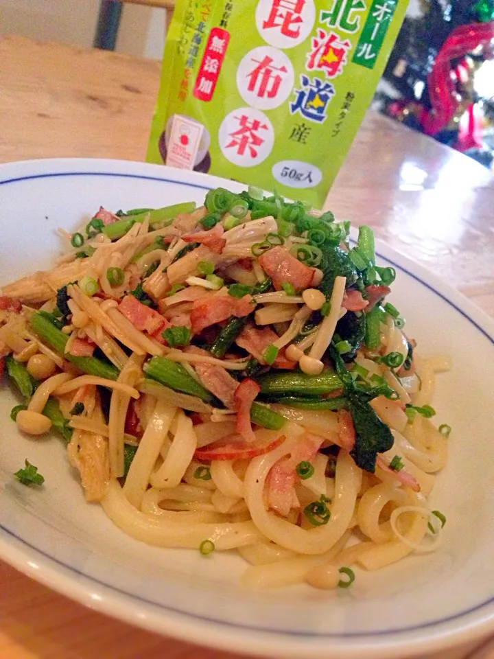 Snapdishの料理写真:☆オール北海道産昆布茶☆栄養満点！わさび菜ときのこの和風うどん|masumi♡さん