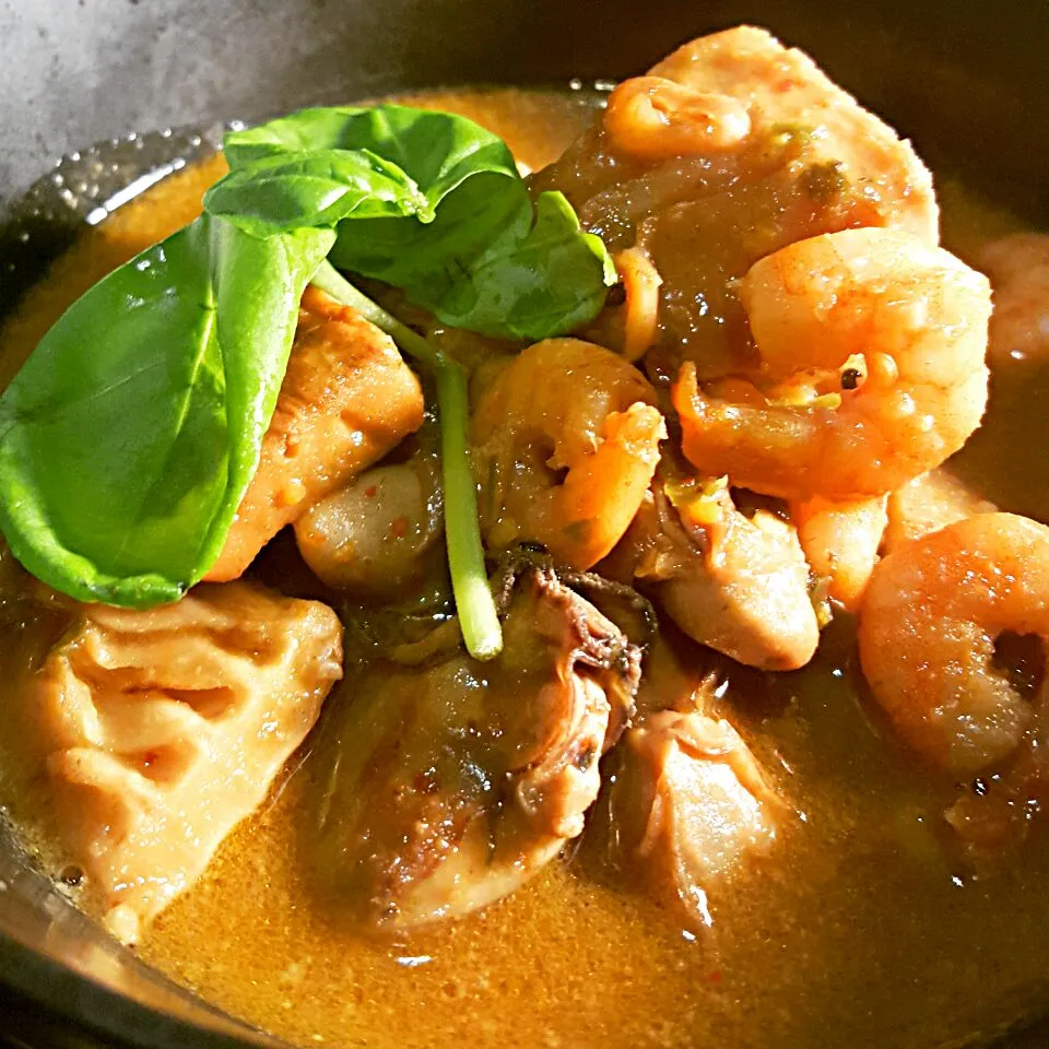 Thai Oyster & Prawn Curry with Bamboo and Fresh Basil|Emanuel Hayashiさん