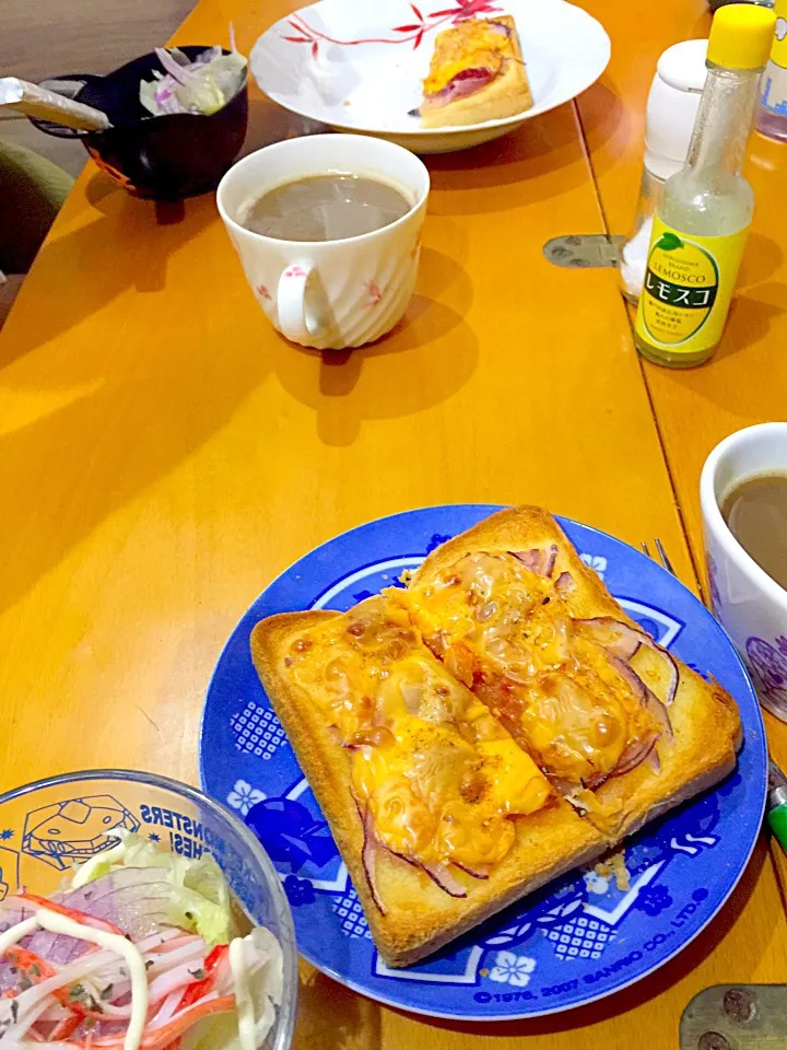 ピザトースト  レモスコで   レタスと紫タマネギカニカマのサラダ  カフェオレ☕️|ch＊K*∀o(^^*)♪さん