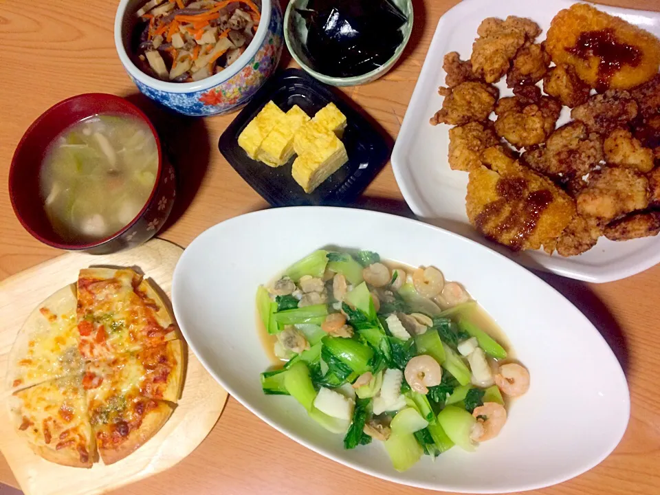 Snapdishの料理写真:チンゲン菜とシーフード炒め、昆布煮物、根菜煮物、総菜の卵焼き、野菜いっぱいスープ、（子供）唐揚げ、ピザ、コロッケ|ちゃこさん