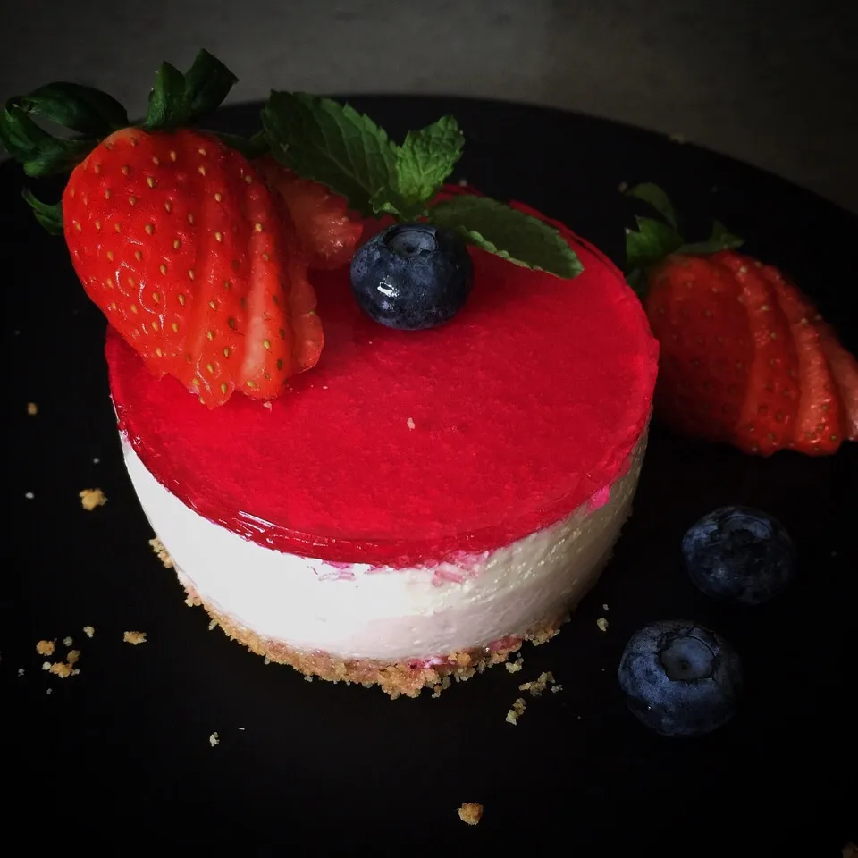 Mini no bake strawberry and vanilla tofu cheesecake|12Dragonさん