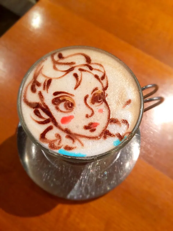 コーヒープリンスでアリエルラテアート☕️|ジヌ美さん