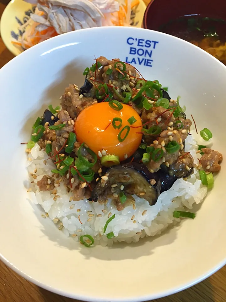 茄子と挽肉の味噌炒め丼  卵黄のせ
モコズキッチンより|まつださんさん