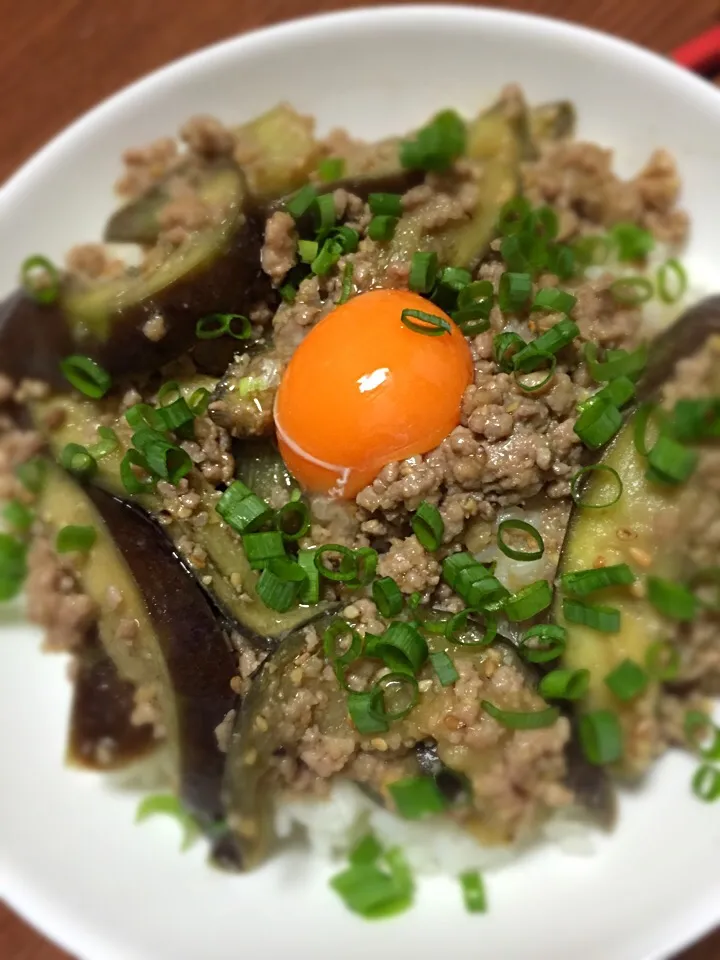 もこみち流 豚ひき肉とナスの味噌炒め丼〜卵黄のせ〜|まるちゃんさん