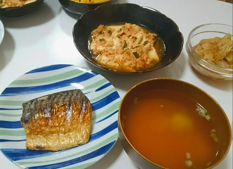 豆腐とひき肉のレンジ蒸し・サバの塩焼き・白菜と油揚げのさっと煮|chocoさん