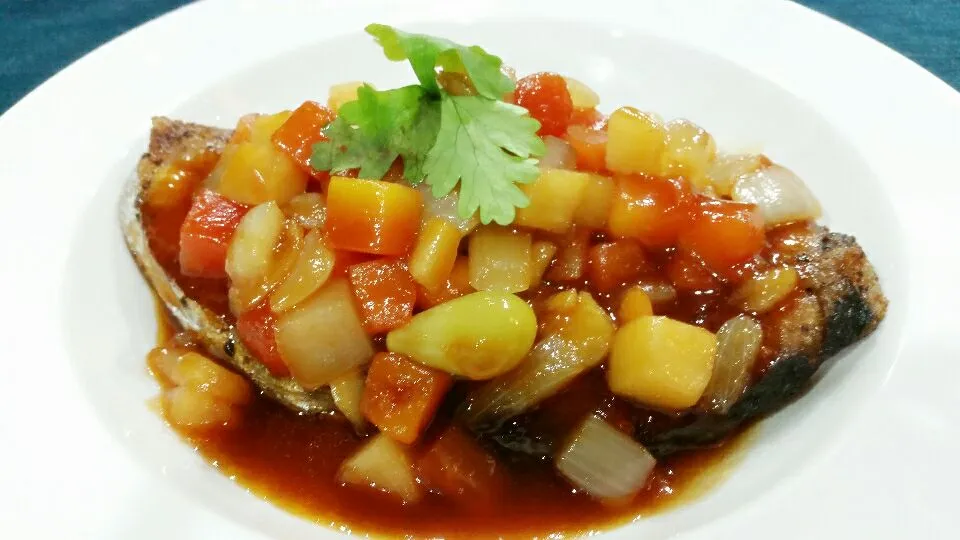 Fried fish with fruit sauce|kanokpornさん