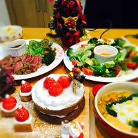 Snapdishの料理写真:家族でクリスマスパーティ♡
アレルギー持ちの娘が食べられるように卵、乳製品を除去して作りました(≧◡≦)1歳4ヶ月の娘にゎツリーのビーフシチューを作ったょ(ღ˘⌣˘ღ)|mariさん