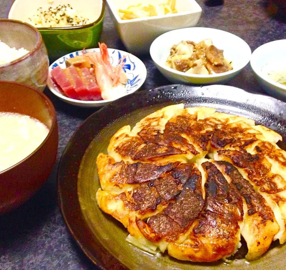 晩ごはん 焼き餃子 お刺身 焼き椎茸のおろし和え 柿なます キャベツのキムチ 豆乳卵コーンスープ|ぽんたさん