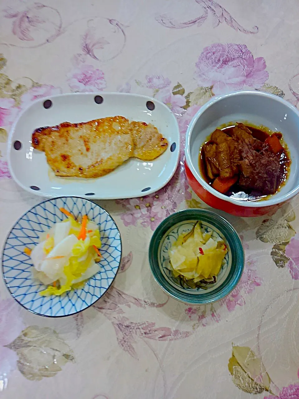 豚ロース塩麹(市販)牛蒡のこっくり煮🎶白菜の甘酢漬け😉大根の昆布漬け|たえさん