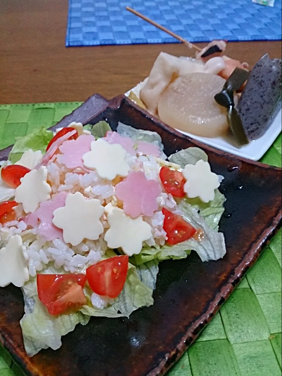 Snapdishの料理写真:一人飯・洋風サラダ寿司とおでんの残りー。|Reikoさん